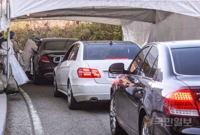 5일 서울 서초구 심산기념문화센터 드라이브스루 임시선별검사소에서 관계자들이 선별 검사를 진행하고 있다.