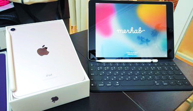 애플의 신형 태블릿PC인 아이패드 미니 6세대(왼쪽)는 애플펜슬 2세대, 아이패드 9세대는 애플펜슬 1세대를 지원한다.
