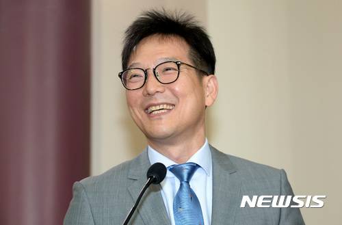 【서울=뉴시스】이영환 기자 = 27일 오후 서울 여의도 국회의원회관 제1소회의실에서 열린 국회 프리미엄 대담쇼 '어쩌나 대한민국'에서 피부과 의사 함익병이 사회를 보고 있다. 2017.04.27.  20hwan@newsis.com