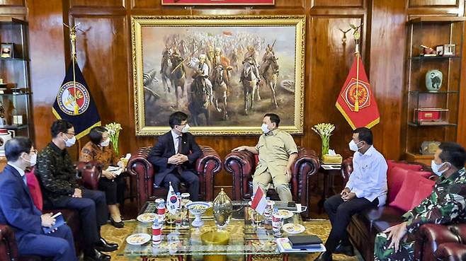 강은호 방사청장이 인도네시아 프라보워 국방장관과 KF-21 개발 분담금을 주제로 대화를 하고 있다.