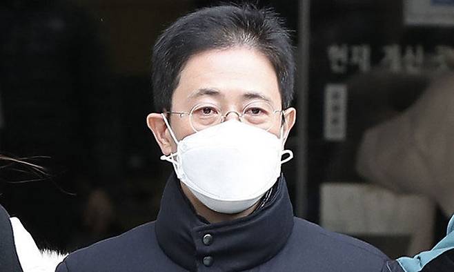 손준성 대구고검 인권보호관이 지난 2일 서울 서초구 서울중앙지법에서 영장실질심사를 마친 뒤 건물을 나서고 있다. 연합뉴스