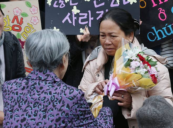 지난 2015년 4월8일 서울 종로구 일본대사관 앞에서 열린 일본군 '위안부' 문제 해결을 위한 정기수요집회에 베트남전 민간인학살 피해자인 응우옌티탄 씨가 함께 하고 있다.ⓒ연합뉴스