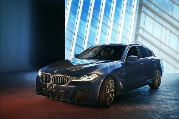 BMW는 11월 4171대를 판매하며 두 달 연속 수입차 판매 1위 브랜드에 올랐다. 876대가 판매되며 BMW 판매량을 견인한 BMW 5시리즈. 사진제공｜BMW코리아