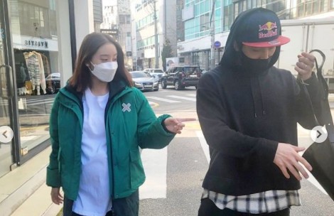Wonder Girls native Woo Hyelim caught the eye by unveiling a friendly outing shot with Husband Shin Min-chul.Wu Hyelim posted several photos on his instagram on the 5th, along with an article entitled Husband # Take care of my bag # A wonderful man who listens to my bag.In the photo, Wu Hyelim is wearing a green coat and black pants and going out with Husband Shin Min-chul.Pregnant Wu Hyelim is smiling brightly with a beautiful D line.The sweet two-shot of Wu Hyolim, who still shows off her doll beauty, and Husband Shin Min-chul, who holds her wifes bag firmly next to her, catches her eye.On the other hand, Wu Hyelim announced his conversation with Taekwondo player Shin Min-chul last year and received a lot of celebrations by announcing pregnancy in a year of marriage.