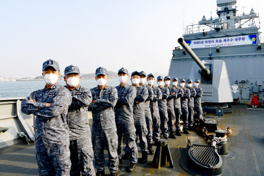 2021년 해군 포술 최우수 전투함으로 선발된 전북함 전투체계부 승조원들이 기념사진을 촬영하고 있다. 전투체계부는 함정 무기체계의 운용과 정비를 담당하는 부서이다(사진=해군).