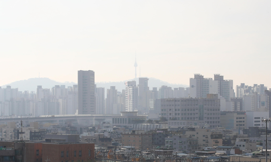 미세먼지 농도 '나쁨'을 보인 지난달 29일 서울 남산타워가 뿌옇게 보이고 있다. 〈사진=연합뉴스〉