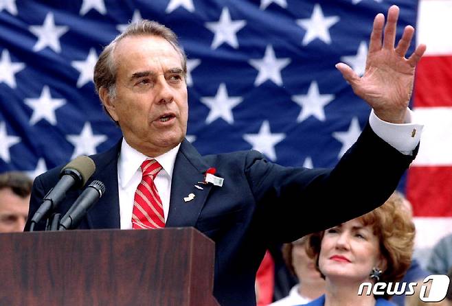 1996년 공화당 후보로 대선에 출마했을 당시의 밥 돌. © 로이터=뉴스1 © News1 박형기 기자