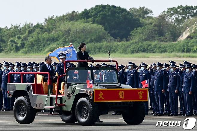 차이잉원 대만 총통이 18일 (현지시간) 자이 공군기지에서 공군을 사열하고 있다. © AFP=뉴스1 © News1 우동명 기자