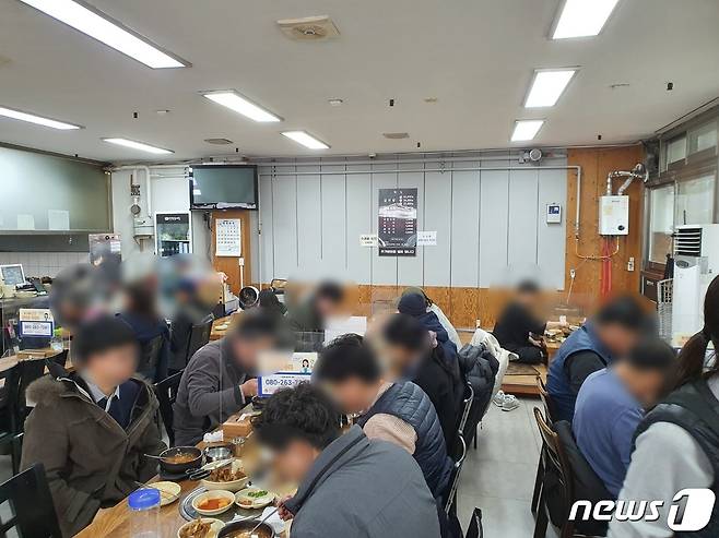 대전 서구 둔산동의 한 식당에 시민들이 안심콜 또는 QR코드로 방문 인증만 한 뒤 식사를 하고 있다. © 뉴스1