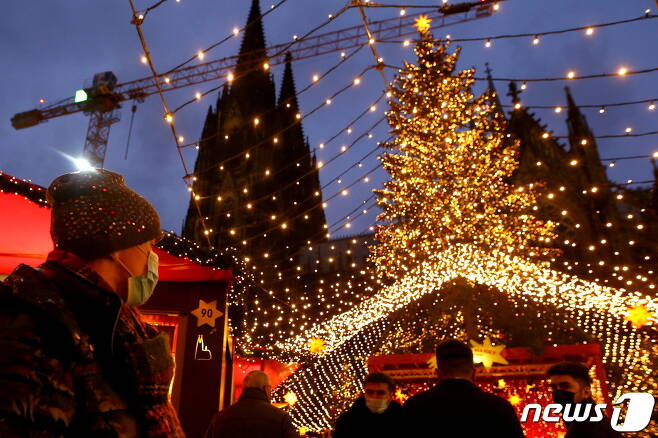 독일에서 크리스마스를 앞두고 시민들이 쾰른 대성당 인근에 모여 있다. © 로이터=뉴스1 © News1 정윤영 기자