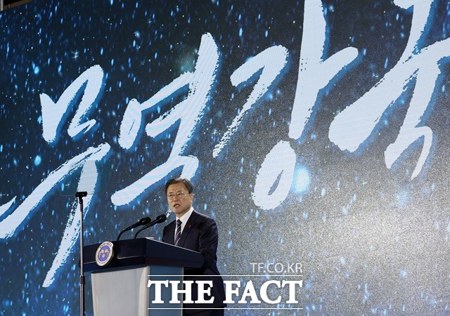 문재인 대통령이 6일 오전 서울 삼성동 코엑스에서 열린 제58회 무역의 날 기념식에 참석해 축사를 하고 있다. /뉴시스