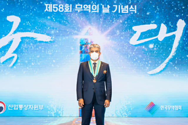 후세인 알 카타니 S-OIL CEO가 6일 서울 삼성동 코엑스에서 열린 ‘제58회 무역의 날’ 기념식에서 은탑산업훈장을 받은 후 기념촬영을 하고 있다.