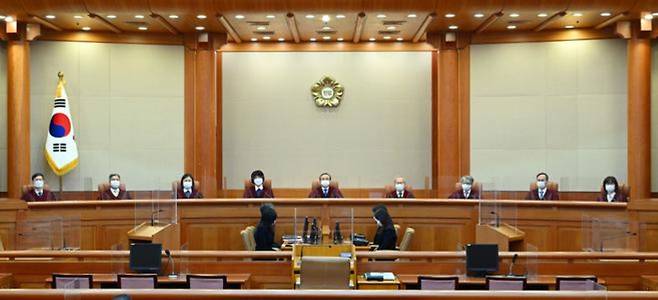 종합부동산세의 위헌 여부를 최종 결정할 헌법재판소. 유남석 헌법재판소 소장을 비롯한 재판관들이 지난 11월 25일 오후 서울 종로구 헌법재판소 심판정에 입장해 자리에 앉아 있다./연합뉴스