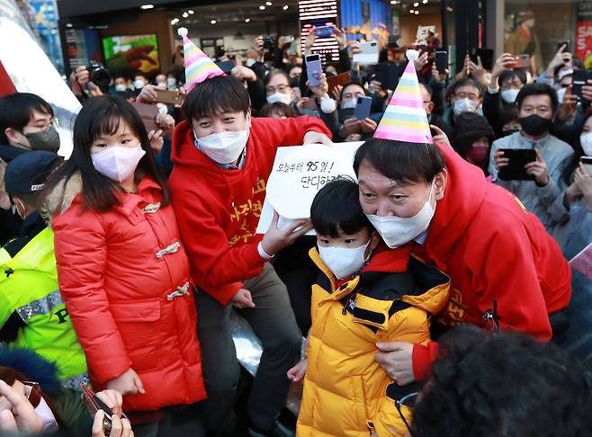 국민의힘 윤석열 대선후보와 이준석 대표가 4일 오후 부산 서면 젊음의 거리에서 시민들에게 인사하고 있다. /연합뉴스