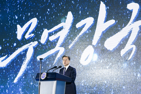 6일 문재인 대통령이 서울 강남구 코엑스에서 열린 제58회 무역의날 기념식에서 축사를 하고 있다. 청와대 제공.