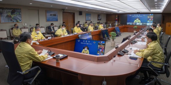 서욱 국방부 장관(왼쪽)이 지난 3일 오후 서울 용산구 국방부에서 화상으로 신종 코로나바이러스 감염증(코로나19) 전군 주요지휘관 회의를 주재하고 있다. 사진=국방부 제공