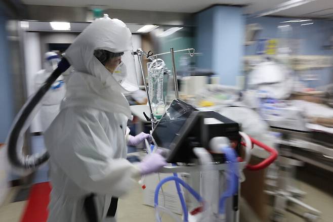 6일 코로나19 거점전담병원인 평택 박애병원의 중환자실에서 의료진이 분주하게 환자를 돌보고 있다. 연합뉴스