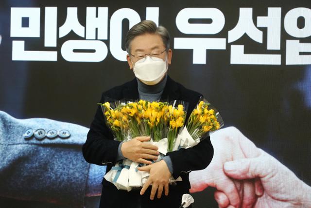 이재명 더불어민주당 대선후보가 6일 오전 서울 여의도 중앙당사에서 열린 '소상공인과 함께하는 전국민선대위'에 참석해 소상공인들로부터 꽃을 받고 웃고 있다. 오대근 기자