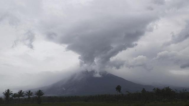 4일에 이어 6일 오전 다시 분화한 인도네시아 동부자바주 스메루 화산. CNN인도네시아 캡처