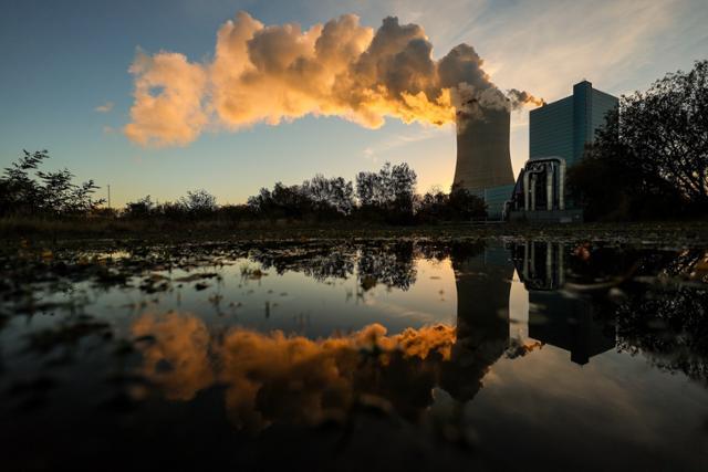 지난달 2일 독일 다텔른에 있는 석탄발전소에서 증기를 내뿜고 있다. 탄소 기반 에너지 생산은 전 세계 환경 오염의 주요 원인 중 하나이며, 석탄 소비 공장은 2020년 5월 출범하기 전부터 논란이 됐었다. EPA 연합뉴스