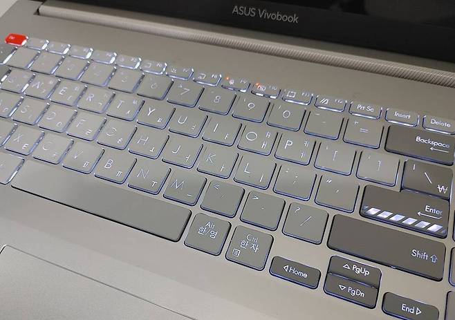 키보드 불빛도 은은하게 나온다