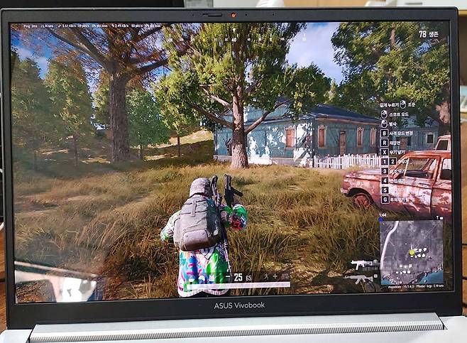 그래픽 품질 '높음' 설정으로도 무난한 화질과 성능을 발휘한다