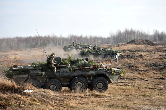 지난달 21일 자국에서 기갑 차량으로 대응 훈련 중인 우크라이나군 공중강습부대의 모습. [로이터=연합뉴스]