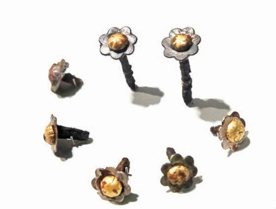 왕의 관에 사용한 널못. 못 머리는 금으로, 은제 꽃모양 받침을 더해 장식하고 못 자루는 철제로 만들어 결합한 것으로 목관에 박혀 있는 10점을 포함해 65점이 확인됐다.