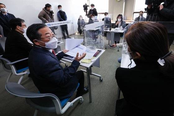 정경희 국회 교육위원회 국민의힘 간사, 황보승희 의원이 2일 종로구 서울시교육청을 찾아 김규태 부교육감을 향해 질의하자 김 부교육감이 답변을 논의하고 있다. 뉴스1