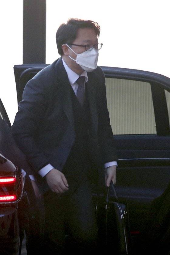 고위공직자범죄수사처가 판사 사찰 문건 의혹 수사에 본격적으로 나섰다. 김진욱 공수처장이 정부과천청사로 출근하고 있다. 뉴스1