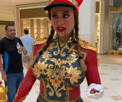 콜롬비아 출신의 여성 모델이 호두까기 인형으로 분장하고 쇼핑센터를 찾았다가 경비원에게 쫓겨났다. /사진=프란시아 제임스 인스타그램 영상 캡쳐