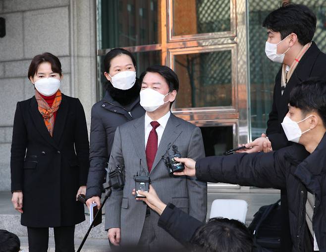 안철수 국민의당 대선 후보가 6일 오후 서울 여의도 한 호텔에서 심상정 정의당 대선 후보와 회동을 마친 뒤 기자들의 질문에 답하고 있다. 국회사진기자단