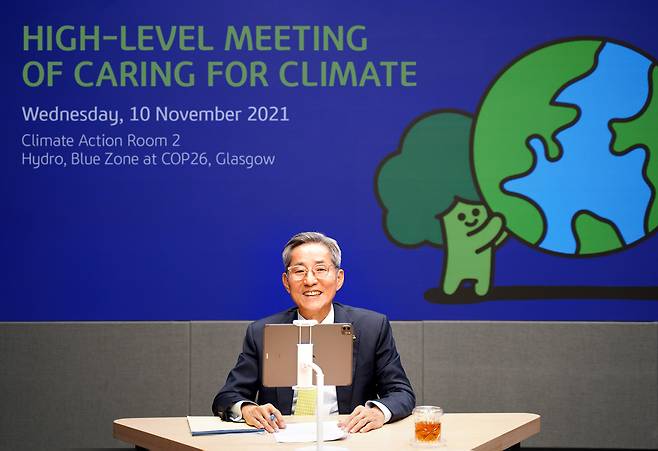 KB Financial Group Chairman Yoon Jong-kyoo attends the 9th High-Level Meeting of Caring for Climate of the 2021 United Nations Climate Change in Glasgow, Scotland, via video conference, at the banking group’s headquarters in Yeouido, western Seoul on Nov. 10. (KB Financial Group)