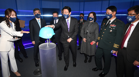 Foreign Ministry and military officials tour the special exhibition hall at Dongdaemun Design Plaza on Friday for the 2021 Seoul UN Peacekeeping Ministerial on December 7 and 8. [JOINT PRESS CORPS]