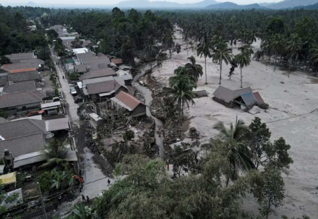 스메루 화산 폭발로 인해 파괴된 마을의 모습. ABS-CBN News 트위터 캡처.