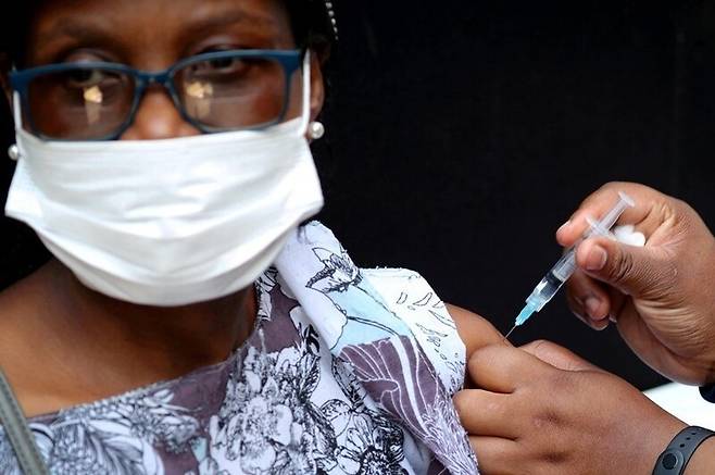 코로나19 백신 접종하는 남아공 의료인 (기사 내용과 무관한 참고 이미지) / 사진=연합뉴스