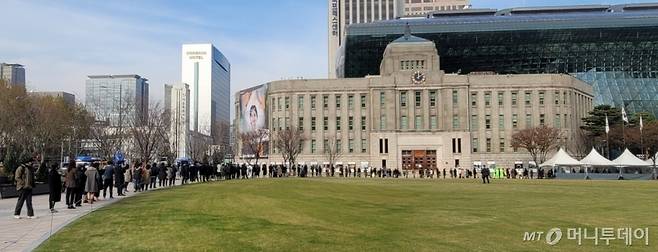 6일 오후 1시 45분쯤 서울 중구 서울시청 앞 서울광장에 마련된 임시선별진료소에서 시민들이 검사를 기다리고 있다. /사진=이사민 기자