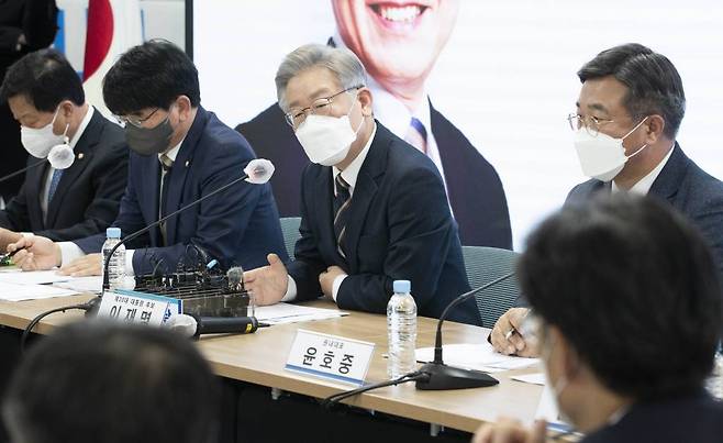 [서울=뉴시스] 국회사진기자단 = 이재명 더불어민주당 대선 후보가 24일 서울 여의도 중앙당사에서 열린 민생·개혁 입법 추진 간담회에서 발언하고 있다. 2021.11.24.