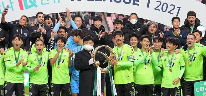 홍정호(전북 현대)가 지난 5일 팀의 리그 우승 이후 선배 이동국에게 고마움을 전했다. /사진=뉴스1