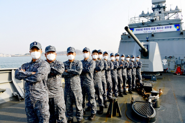 2021년 해군 포술 최우수 전투함으로 선발된 전북함 전투체계부 승조원들이 기념 촬영하고 있다. 전투체계부는 함정 무기체계의 운용과 정비를 담당하는 부서다. 해군 제공