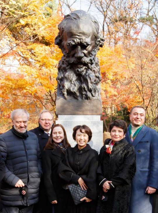 김선명(왼쪽 네 번째) 뿌쉬낀문화원장과 발레리 게르기예프(맨 왼쪽) 지휘자 등 한국과 러시아 관계자들이 지난달 22일 ‘문학의 집·서울’에 세워진 톨스토이 동상 앞에서 포즈를 취했다. 뿌쉬낀문화원 제공
