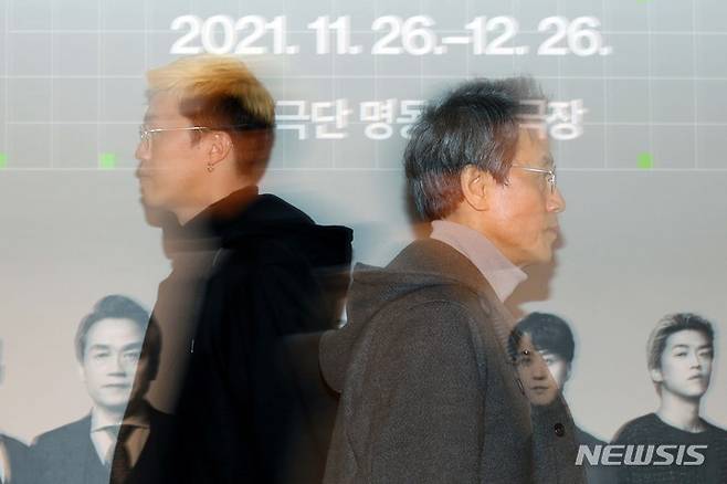 [서울=뉴시스] 박진희 기자 = 연극 '엔젤스 인 아메리카' 배우 박지일-박용우 부자(父子)가 지난 2일 서울 중구 국립극단 명동예술극장에서 뉴시스 인터뷰를 마치고 사진촬영을 하고 있다. 2021.12.06. pak7130@newsis.com