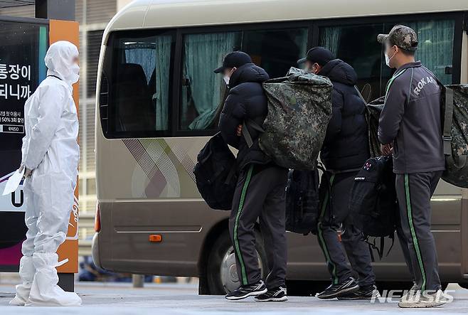 [서울=뉴시스] 백동현 기자 = 5일 오전 서울 시내 한 호텔 앞에서 군인들이 통제를 받으며 이동하고 있다. 해당 군부대 공보장교에 따르면 이들은 지난 4일 코로나19 확진자 1명이 나온 수도권 군부대 인원들로, 직·간접 접촉자 분류돼 호텔에서 10일간 1인실 격리조치를 받게 된다. 2021.12.05. livertrent@newsis.com