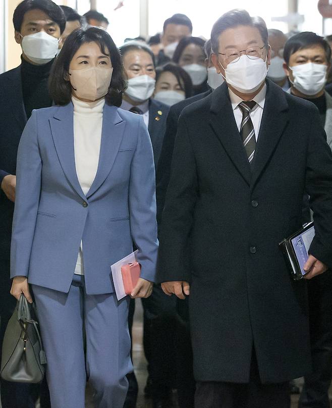 [서울=뉴시스] 최진석 기자 =  이재명 더불어민주당 대선후보와 부인 김혜경 씨가 5일 전북 정읍시 성광교회 주일예배에 참석하고 있다. (사진 = 더불어민주당 선대위 제공) 2021.12.05. photo@newsis.com *재판매 및 DB 금지