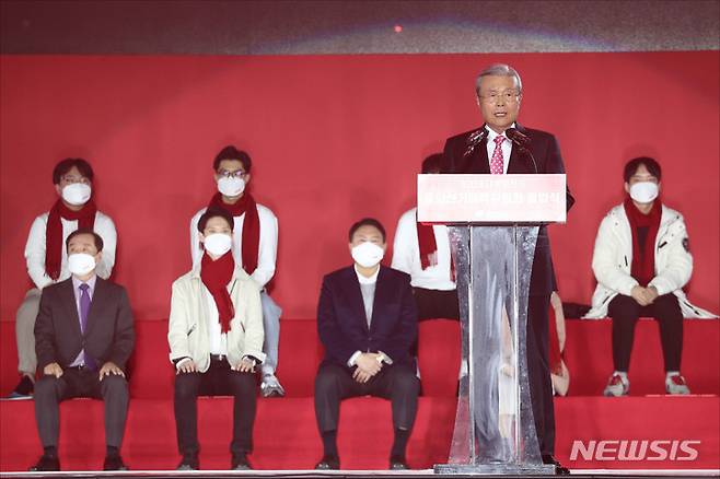 [서울=뉴시스] 국회사진기자단 = 김종인 국민의힘 총괄선대위원장이 6일 오후 서울 송파구 올림픽공원 체조경기장에서 열린 국민의힘 제20대 대통령선거 중앙선거대책위원회 출범식에서 인사말을 하고 있다. 2021.12.06. photo@newsis.com