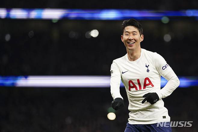 [런던=AP/뉴시스] 토트넘 홋스퍼의 손흥민이 5일(현지시간) 영국 런던의 토트넘 홋스퍼 스타디움에서 열린 2021~22 잉글랜드 프로축구 프리미어리그(EPL) 15라운드 노리치 시티와의 경기 후반 32분 팀의 세 번째 골을 넣고 기뻐하고 있다. 손흥민은 전반 10분에는 루카스 모라의 선제골을 도와 1골 1도움을 기록, 팀의 3-0 승리를 이끌며 킹 오브 더 매치에 선정됐다.  2021.12.06.