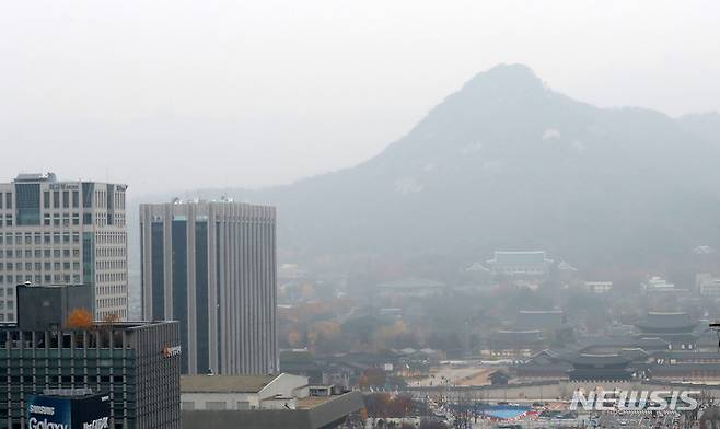[서울=뉴시스] 이영환 기자 = 지난달 21일 오후 서울 인왕산 일대가 뿌옇다. 2021.11.21. 20hwan@newsis.com