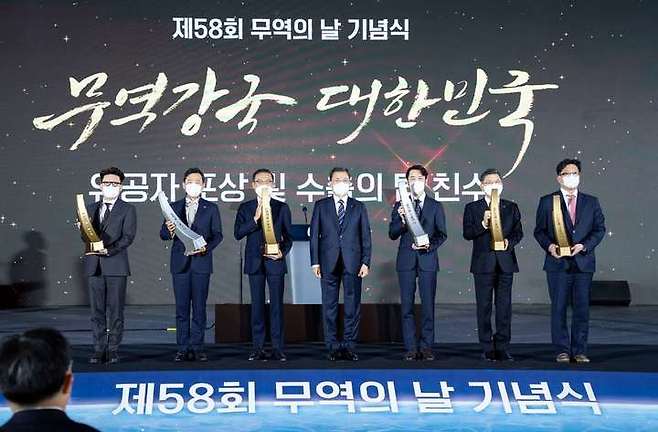 [서울=뉴시스]크래프톤이 '제58회 무역의 날' 기념식에서 게임 콘텐츠 업계 유일하게 '8억불 수출의 탑'과 '서비스탑'을 수상했다. 크래프톤 김창한 대표가 기념식에 참여해 수출의 탑을 전달받았다. (사진=크래프톤 제공)