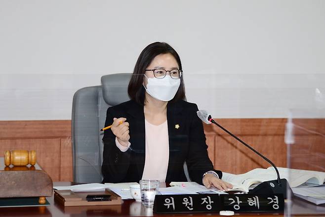 [울산=뉴시스] 구미현 기자 = 울산 중구의회 행정자치위원회 강혜경 의원이 6일 대표발의한 공용차량 공익사용 지원 조례안을 설명하고 있다. 2021.12.06. (사진=울산 중구의회 제공) photo@newsis.com *재판매 및 DB 금지