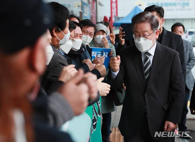 [인천=뉴시스] 국회사진기자단 = 이재명 더불어민주당 대선후보가 6일 오후 인천시 동구 인천의료원을 방문하며 지지자들과 인사하고 있다. 2021.12.06. photo@newsis.com